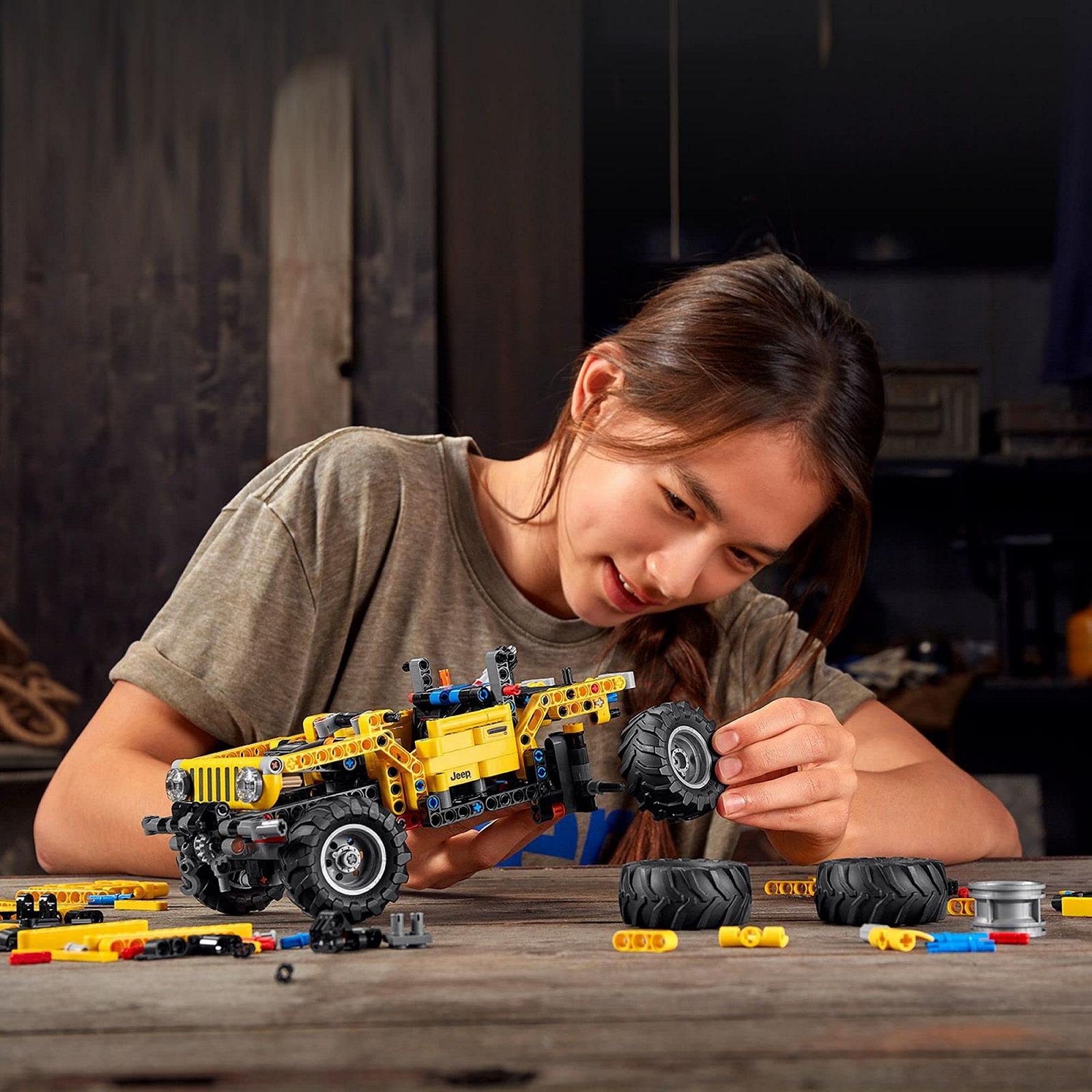 Конструктор LEGO Technic 42122 Jeep Wrangler Rubicon (665 деталей) 2021, фото №3