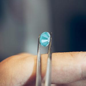 Стразы для ногтей Beavorty 820 шт. Различные блестящие плоские камни для творческого дизайна ногтей, рукоделия и мобильных чехлов. Высококачественные стеклянные камни для праздничных случаев. synthetic.ua - Фото 1