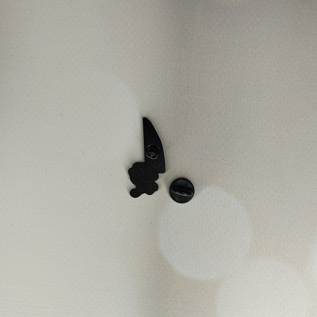 Металлический значок пин Кот с ножом, фото №2 Металлический значок пин Кот с ножом, фото №2