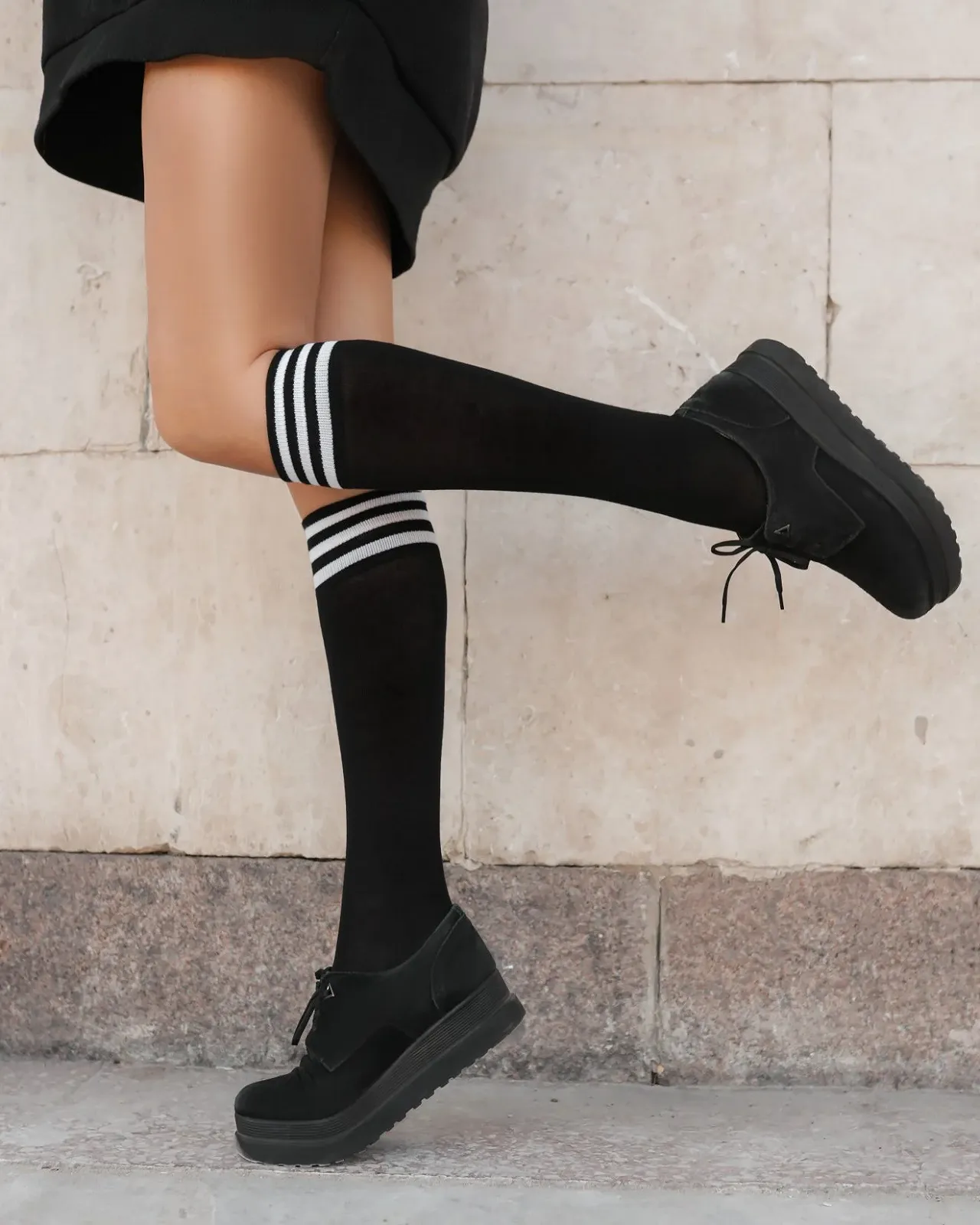 Чорні демісезонні гольфи нижче коліна з білими смужками для дівчини, фото №2 Чорні демісезонні гольфи нижче коліна з білими смужками для дівчини, фото №2