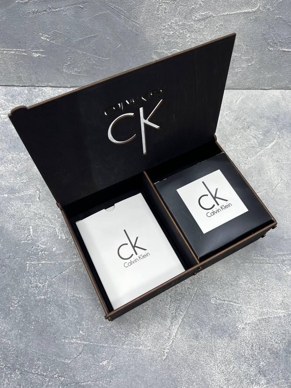 Подарок для мужчины: кожаный ремень и кошелёк Calvin Klein в подарочной коробке, фото №5