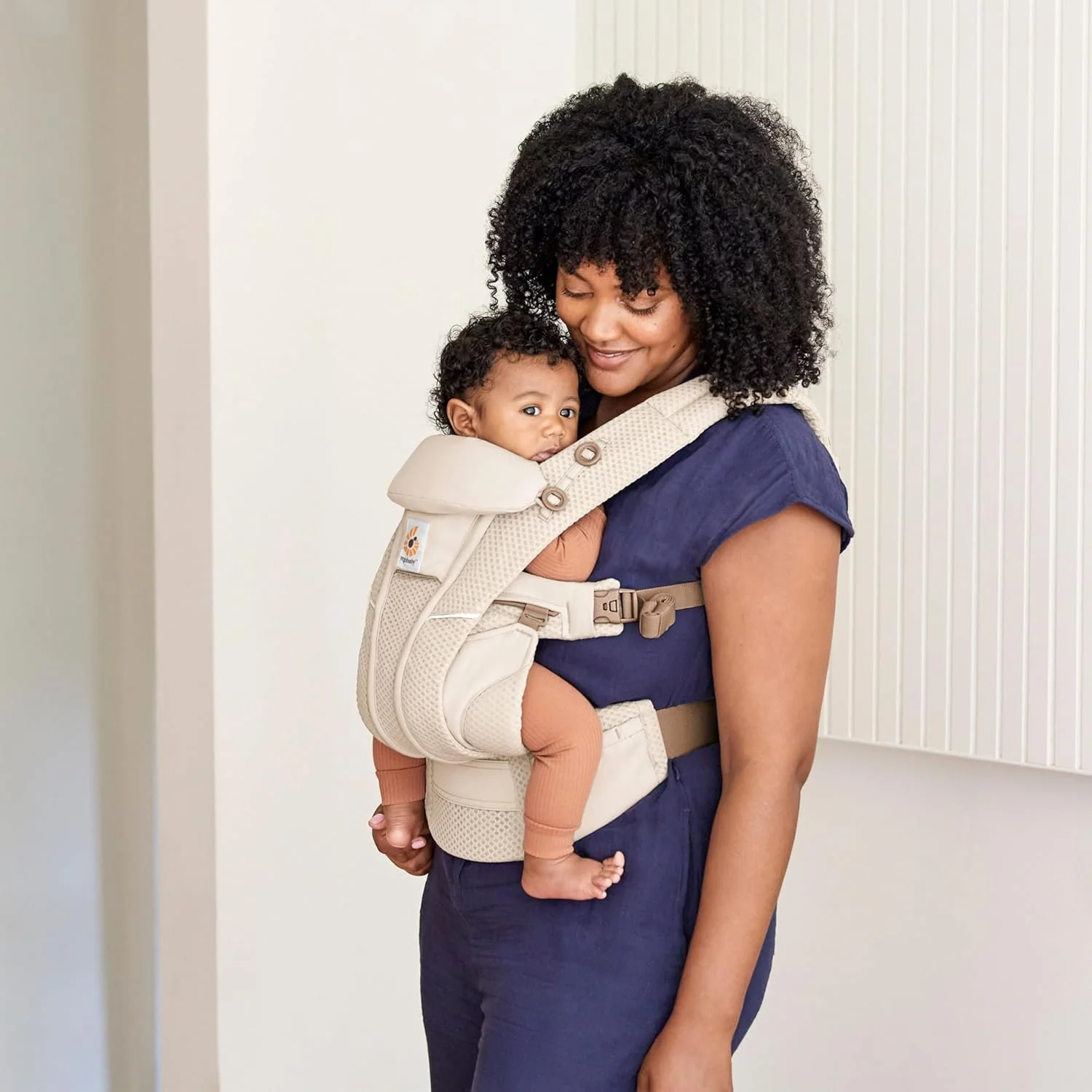 Переноска Ergobaby Omni Breeze от рождения до 20,4 кг 4 положения сетка SoftFle Бежевый, фото №5 Переноска Ergobaby Omni Breeze от рождения до 20,4 кг 4 положения сетка SoftFle Бежевый, фото №5