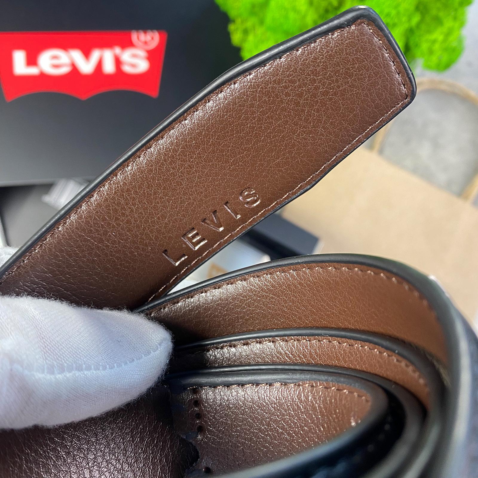 Подарунковий набір зі шкіряним ремнем Levis і двома змінними пряжками Левіс, фото №4 Подарунковий набір зі шкіряним ремнем Levis і двома змінними пряжками Левіс, фото №4