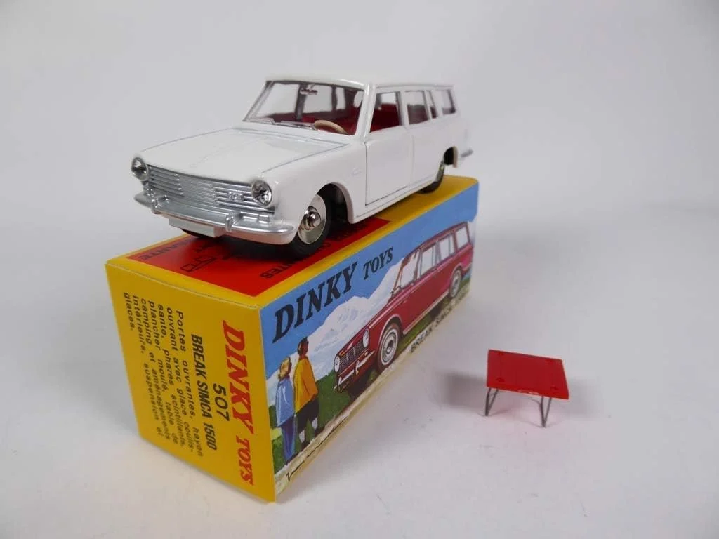 Миниатюра DeAgostini Dinky Toys Simca 1500 Break Белый + Кемпинговый стол / 507 MB414, фото №1