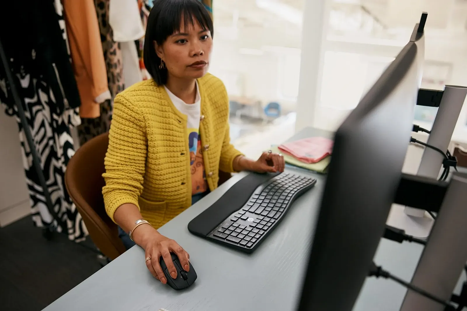 Мышь HP Comfort 480, Bluetooth 5.3, оптический сенсор 4000 DPI, 6 программируемых кнопок, колесо наклона, черный, фото №2