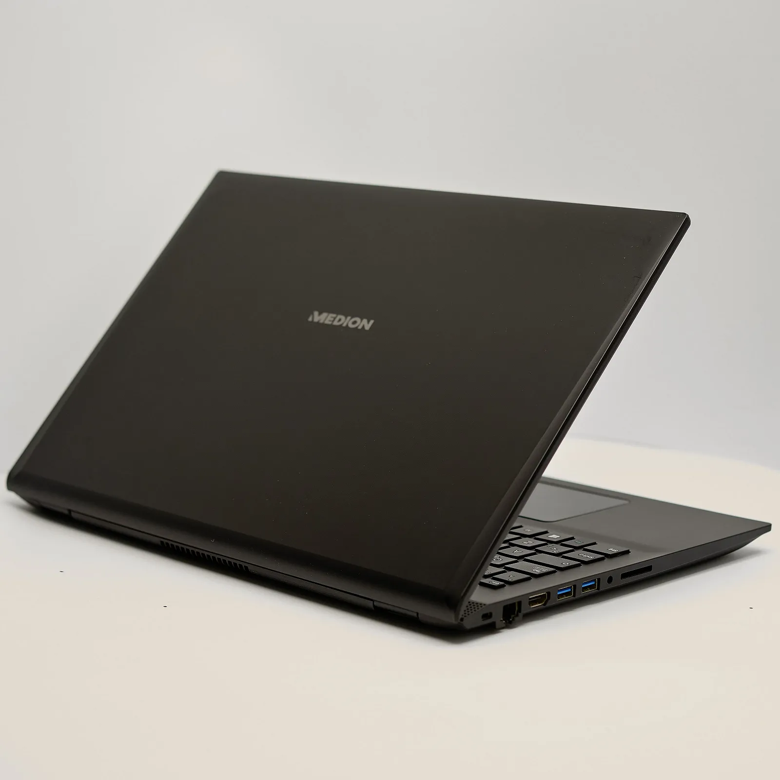 Ноутбук 15.6'' Medion (Lenovo Group) Akoya E6440 | Intel Core i7-8550U | IPS (1920x1080) FullHD | RAM 8 ГБ | SSD 128 ГБ + HDD 1 ТБ | Nvidia GeForce MX150 | Win10 (4915), фото №4 Ноутбук 15.6'' Medion (Lenovo Group) Akoya E6440 | Intel Core i7-8550U | IPS (1920x1080) FullHD | RAM 8 ГБ | SSD 128 ГБ + HDD 1 ТБ | Nvidia GeForce MX150 | Win10 (4915), фото №4