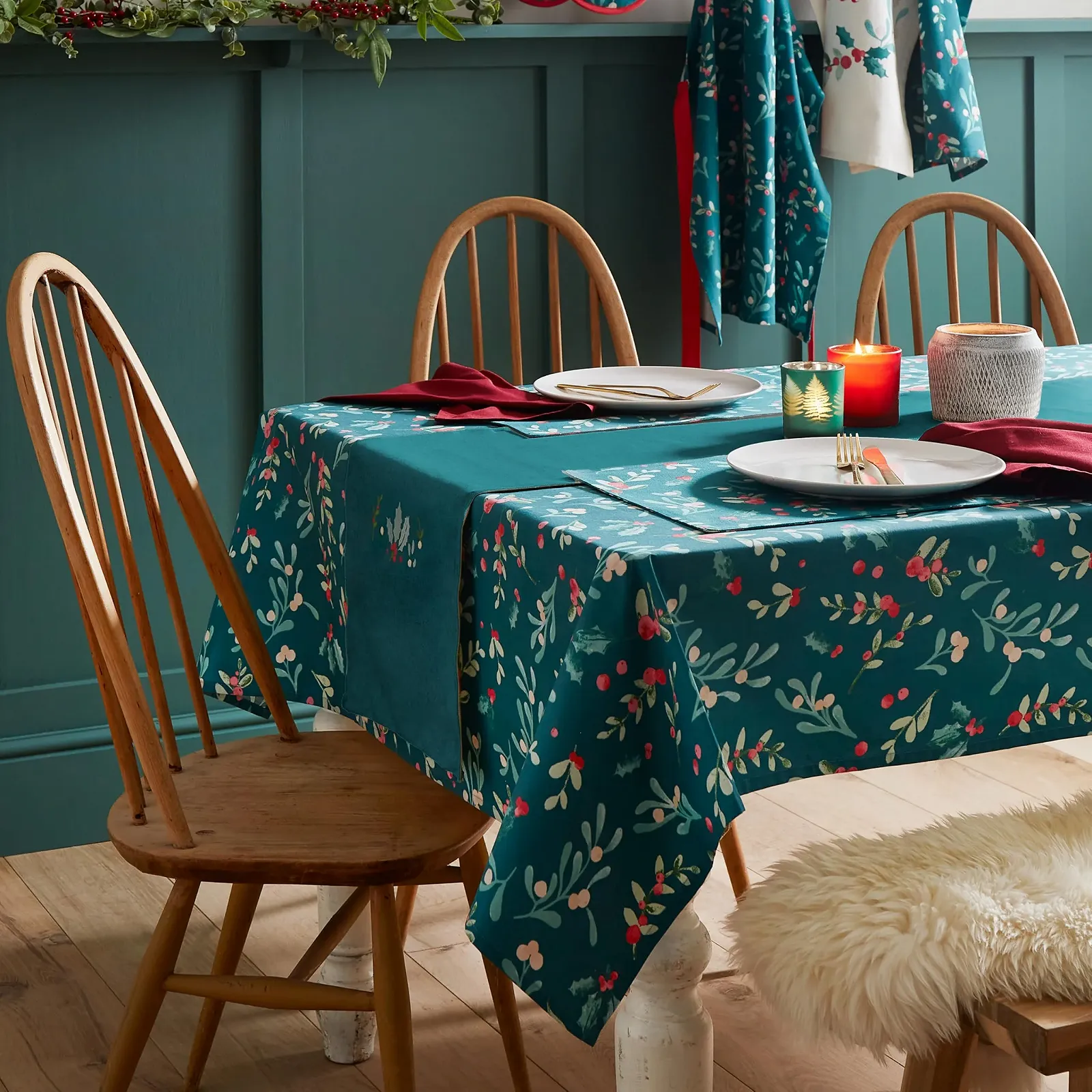 Скатертина Catherine Lansfield Christmas Holly & Mistletoe бавовняна Зелена 54" x 90", фото №1