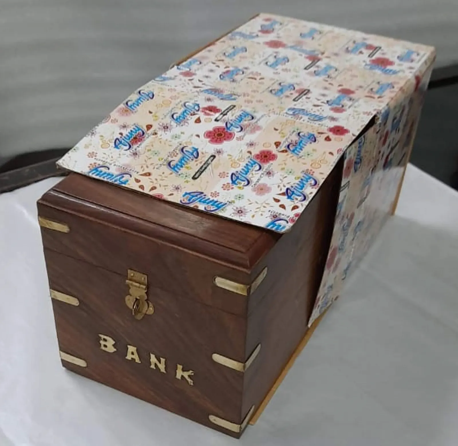 Скарбничка Ajuny дерев'яна квадратна з замком та ключем 15.2х15.2 см коричнева, фото №6