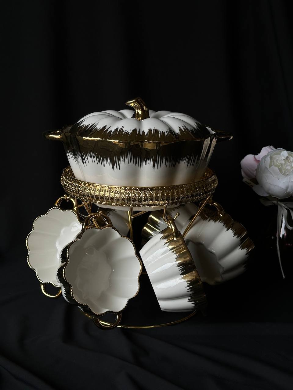 Супниця та 6 шт тарілок на золотій підставці, фото №1