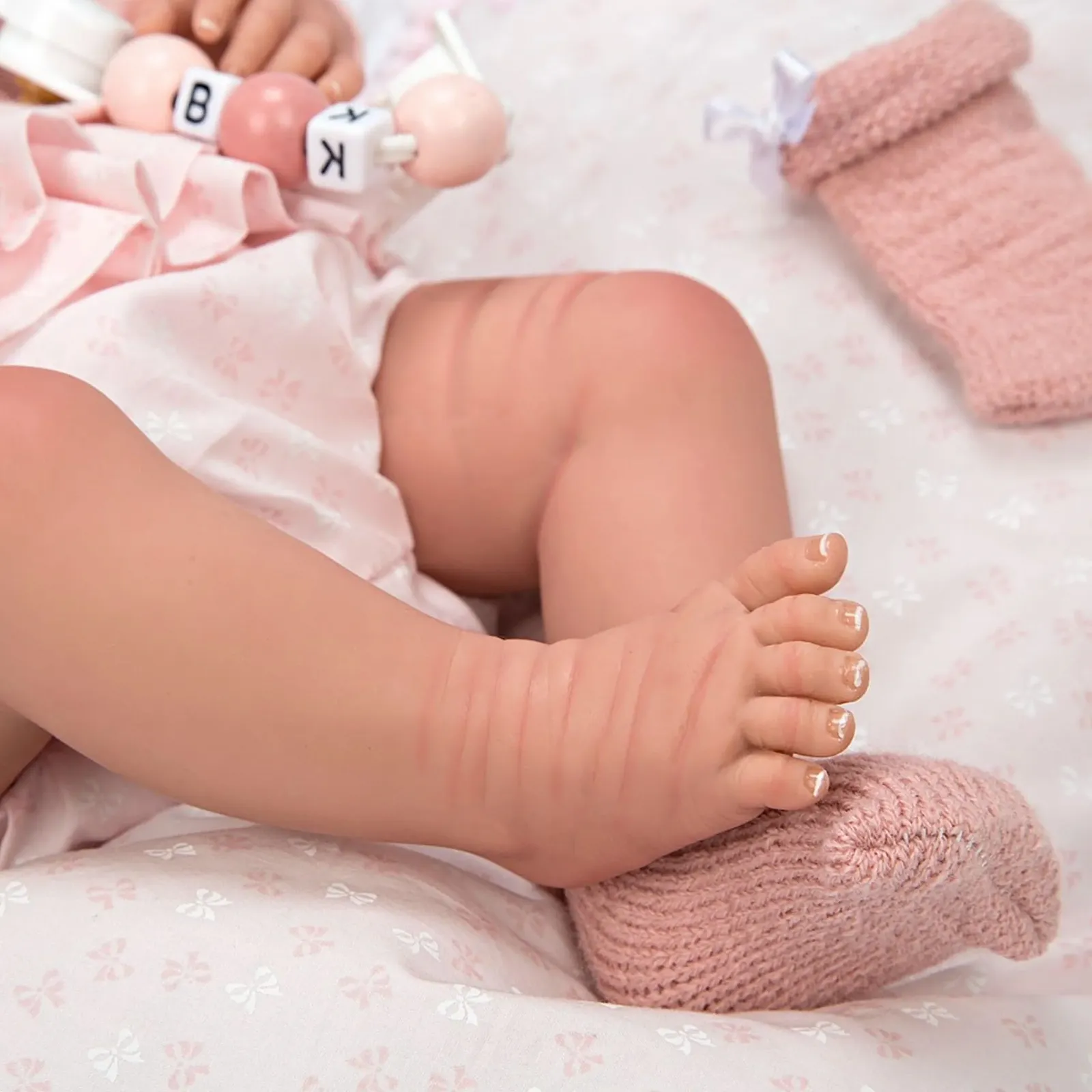 Лялька ARIAS Reborn Alba 40 см з білою подушкою рожевий, фото №6