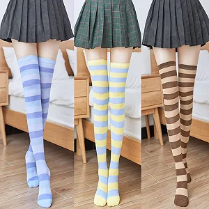 Жіночі шкарпетки вище коліна в чорно-білу смужку synthetic.ua - Фото 1