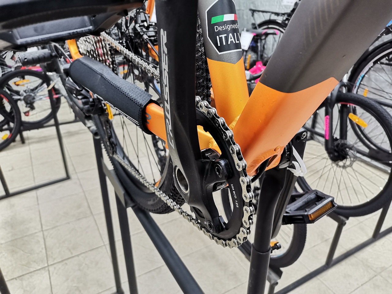 Велосипед найнер Crosser X880 29 Shimano DEORE 1*12 рама 19 2021 сіро-жовтогарячий, фото №4 Велосипед найнер Crosser X880 29 Shimano DEORE 1*12 рама 19 2021 сіро-жовтогарячий, фото №4