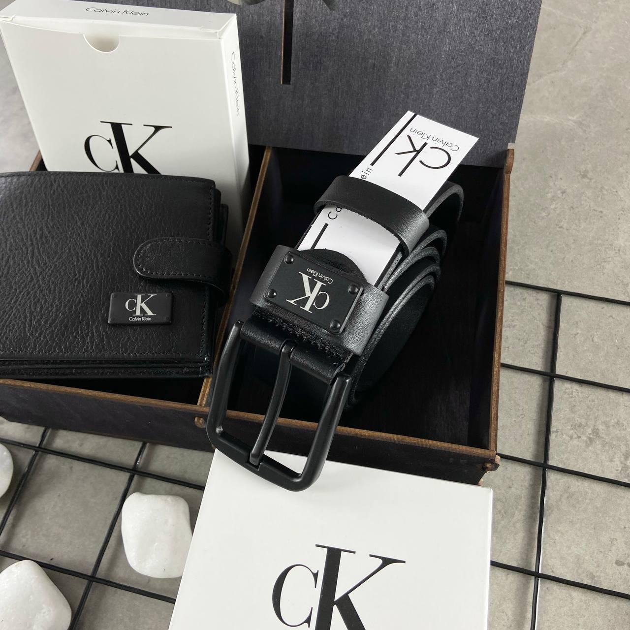 Подарок для мужчины: кожаный ремень и кошелёк Calvin Klein в подарочной коробке, фото №2