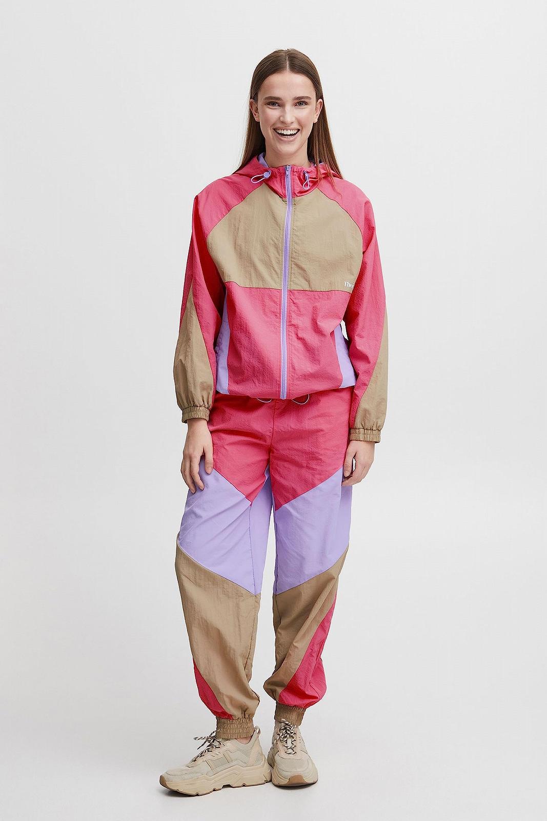 Жіноча вітровка THEJOGGCONCEPT JCFLORA Перехідна куртка Дощовик з еластичним капюшоном та високим коміром, фото №3 Жіноча вітровка THEJOGGCONCEPT JCFLORA Перехідна куртка Дощовик з еластичним капюшоном та високим коміром, фото №3