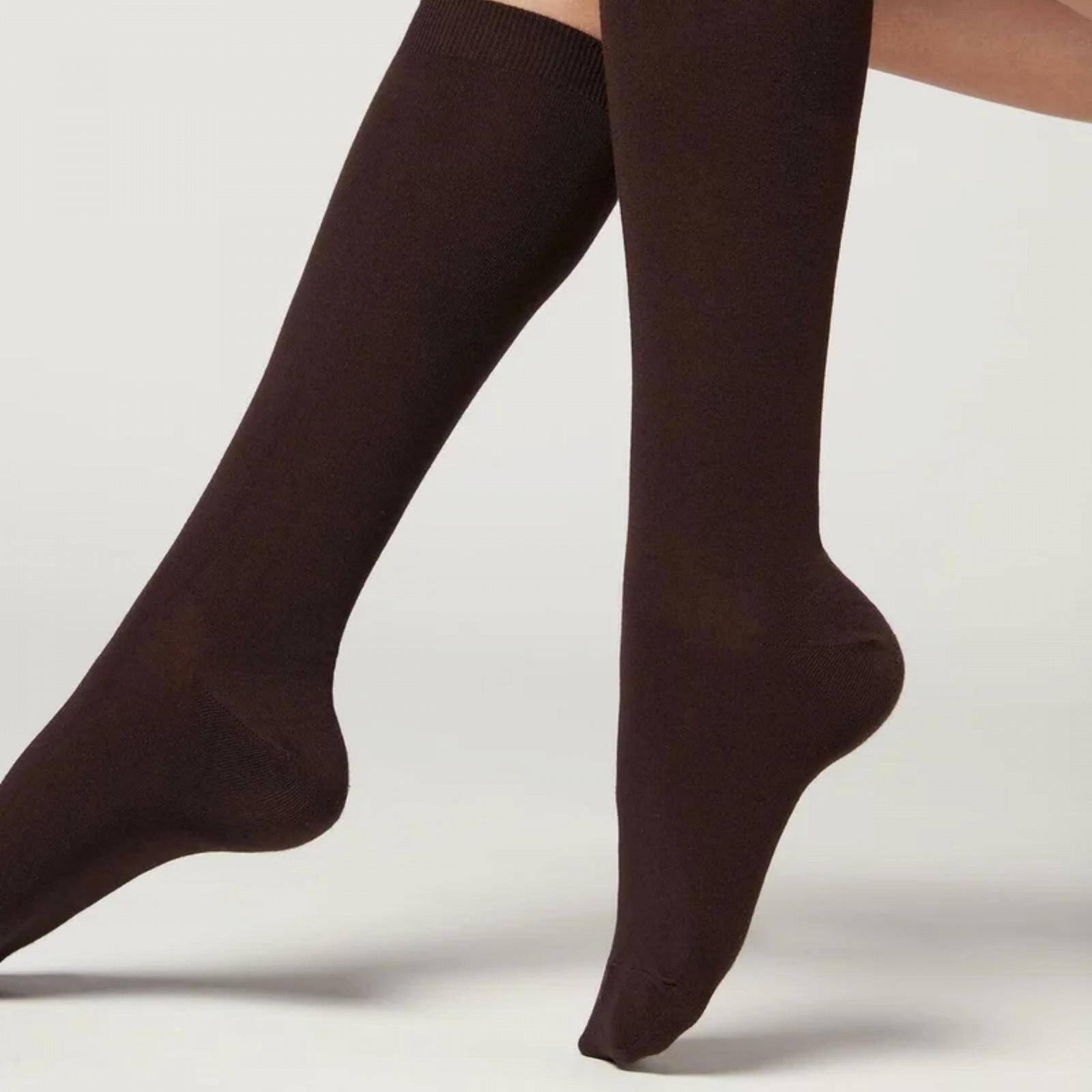 Женские однотонные хлопковые бесшовные длинные носки до колена с комфортными манжетами, фото №3