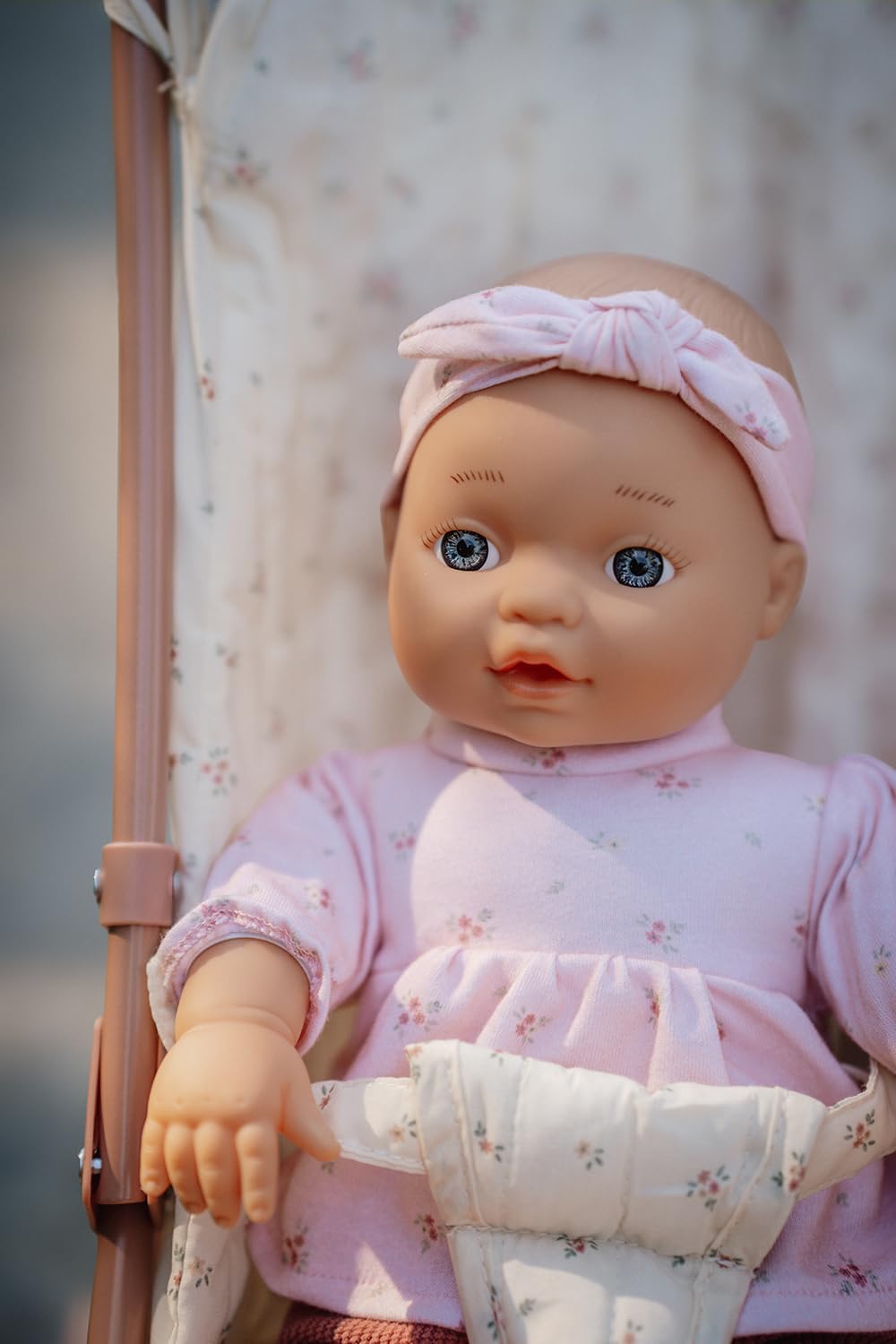 Кукла Little Dutch Lily 4581 Младенческий набор 6 предметов (одежда для куклы, пустышка и бутылка для питья) голубые глаза, мягкое тело - 36 см - от 18 месяцев, фото №6