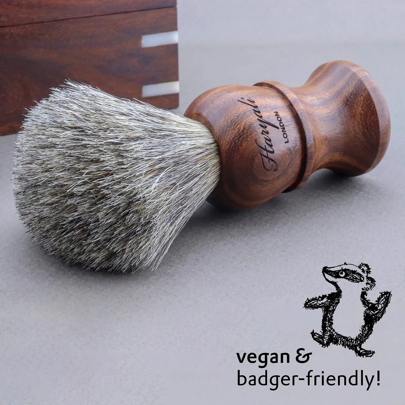 Набор для бритья Classic Collection Barber Salon Straight Cut (опасная бритва, помазок из ворса барсука, кожаный ремень, паста, 5 предметов) Черный, фото №5 Набор для бритья Classic Collection Barber Salon Straight Cut (опасная бритва, помазок из ворса барсука, кожаный ремень, паста, 5 предметов) Черный, фото №5