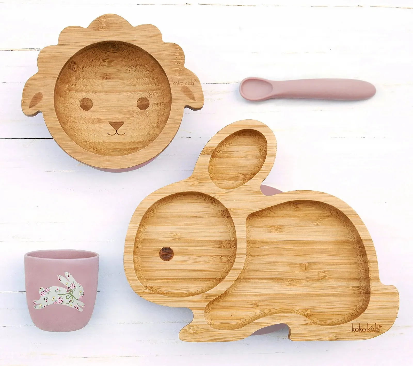 Набір дитячого посуду Koko Kids® з бамбука та силікону: Тарілка на присосці Кролик, Миска на присосці Ягня, Силіконова чашка та ложка (Рожевий), фото №2 Набір дитячого посуду Koko Kids® з бамбука та силікону: Тарілка на присосці Кролик, Миска на присосці Ягня, Силіконова чашка та ложка (Рожевий), фото №2