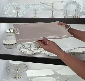 Купить Блюдо на серебряной ножке с ручками 25х36 см, в форме волны, фарфор, праздничная сервировка стола - Фото 1 Блюдо на серебряной ножке с ручками 25х36 см, в форме волны, фарфор, праздничная сервировка стола - Фото 1