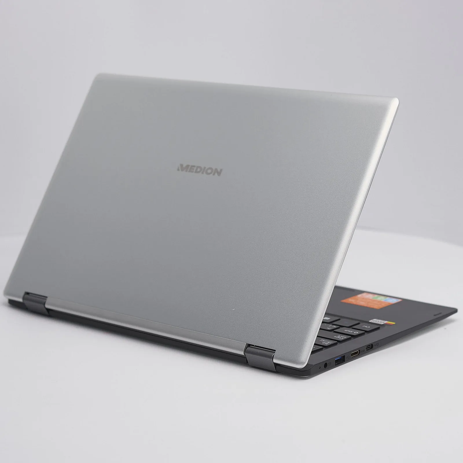 Ноутбук-планшет 13,3" Medion (Lenovo Group) E3221 | IPS (1920x1080) FullHD | Чотириядерний Intel | RAM DDR4 4 ГБ | SSD 128 ГБ + eMMc 64 ГБ | Сенсорний екран | Метал | АКБ до 8 годин | Win10 б/в (5116), фото №4 Ноутбук-планшет 13,3" Medion (Lenovo Group) E3221 | IPS (1920x1080) FullHD | Чотириядерний Intel | RAM DDR4 4 ГБ | SSD 128 ГБ + eMMc 64 ГБ | Сенсорний екран | Метал | АКБ до 8 годин | Win10 б/в (5116), фото №4
