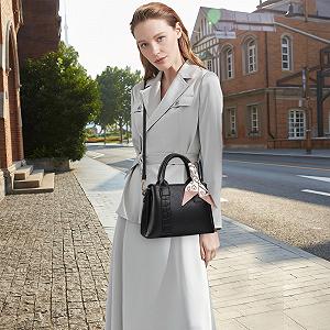 Сумка с верхней ручкой DORRISO, L, черная цена на synthetic.ua - Фото 1 Сумка с верхней ручкой DORRISO, L, черная synthetic.ua - Фото 1