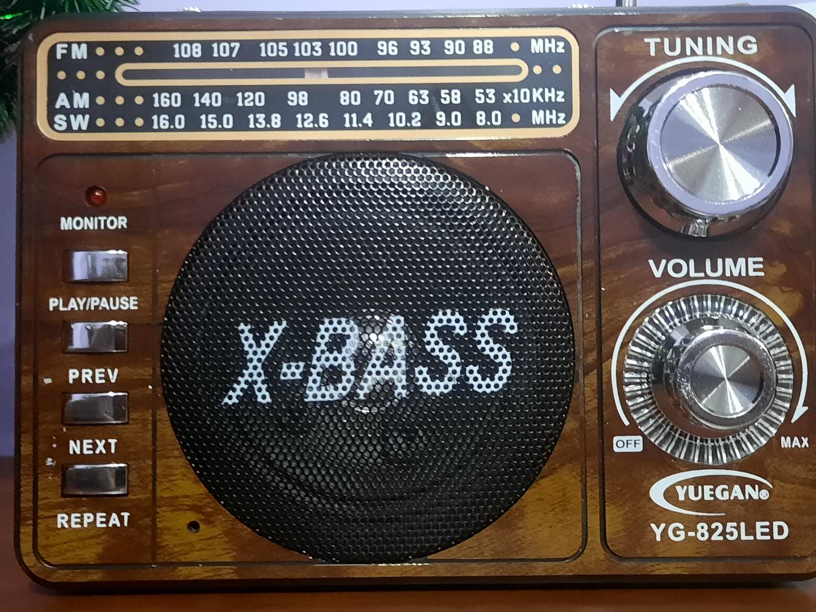 Портативний радіоприймач акумуляторний YUEGAN YG-825 LED радіо AM/FM/SW та MP3-плеєр в одному з ліхтариком, фото №1