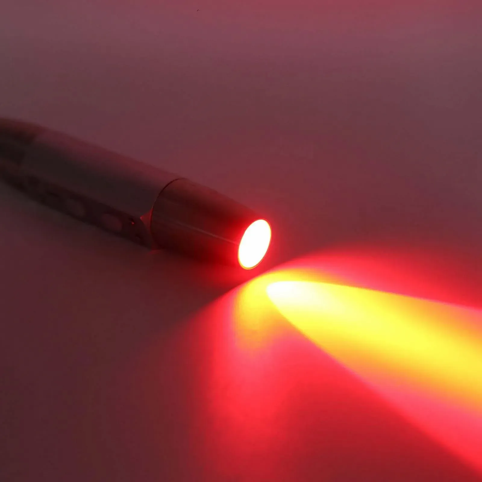 Ультрафіолетовий ліхтар 6 світлодіодів Подвійний кінець, фото №2 Ультрафіолетовий ліхтар 6 світлодіодів Подвійний кінець, фото №2