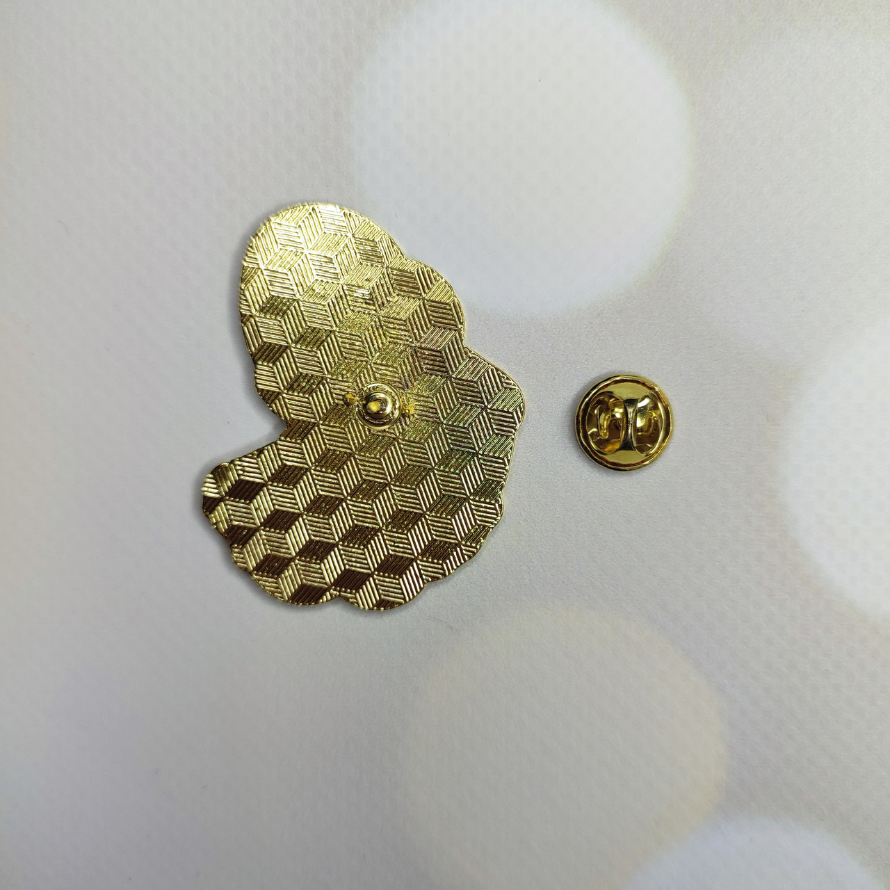 Металлический значок пин Леди Димитреску Resident Evil Village, фото №2 Металлический значок пин Леди Димитреску Resident Evil Village, фото №2