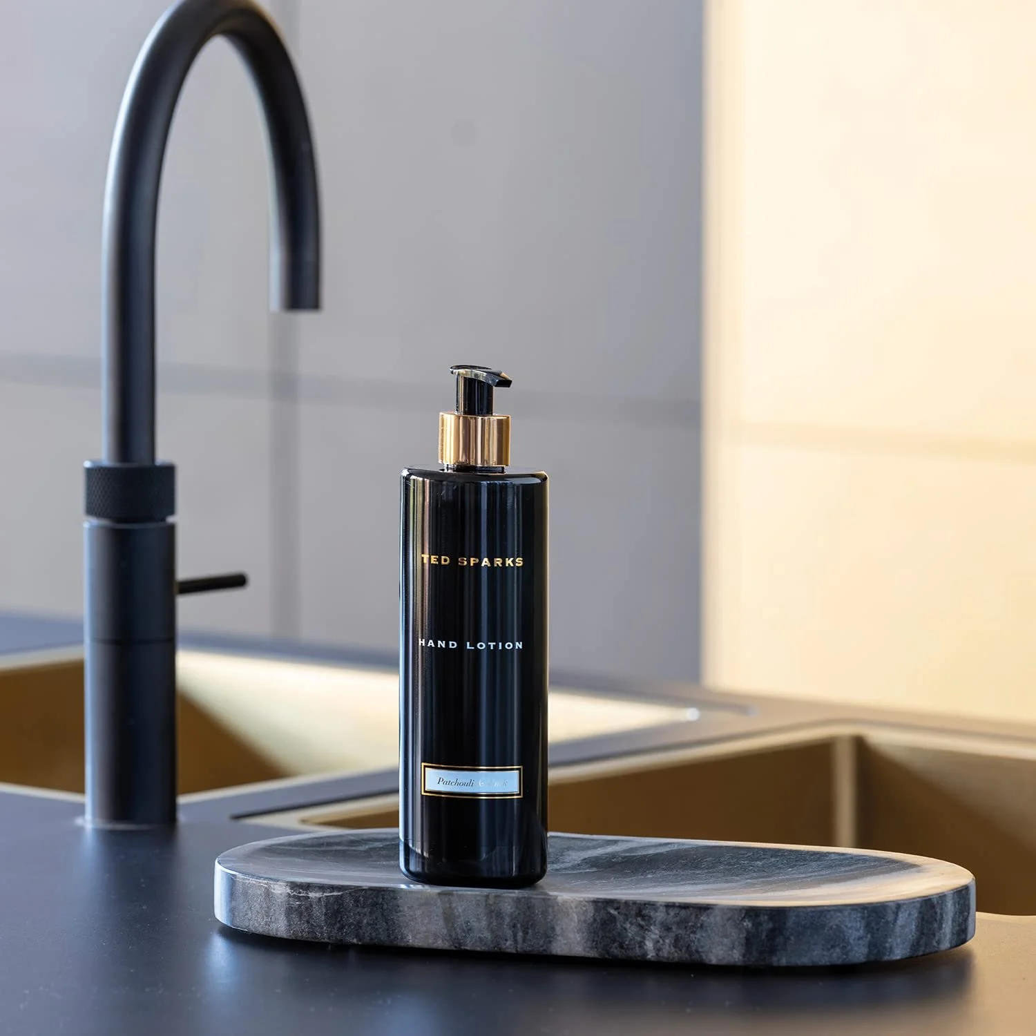 Лосьйон для рук Ted Sparks Patchouli & Musk TED-HL-C06 Характеристики Чорний прозорий флакон з золотими деталями, об'єм 390 мл, фото №2