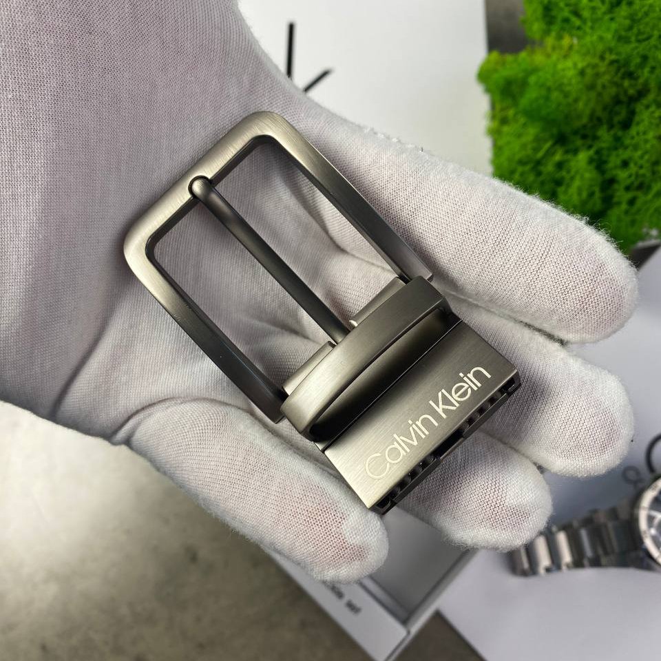 Чоловічий ремінь Calvin Klein шкіряний двосторонній чорно-коричневий з двома пряжками, фото №6 Чоловічий ремінь Calvin Klein шкіряний двосторонній чорно-коричневий з двома пряжками, фото №6