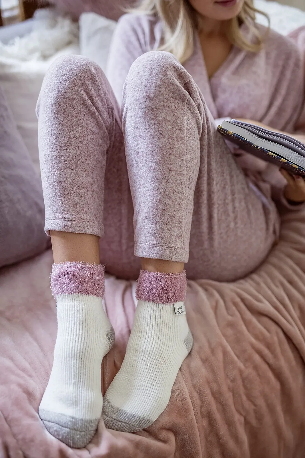 Носки-тапки женские HEAT HOLDERS Extra Soft Fluffy Non Slip Thermal Low Cut Ankle Slipper Lounge Bed Socks With Grips (1 пара), фото №3 Носки-тапки женские HEAT HOLDERS Extra Soft Fluffy Non Slip Thermal Low Cut Ankle Slipper Lounge Bed Socks With Grips (1 пара), фото №3