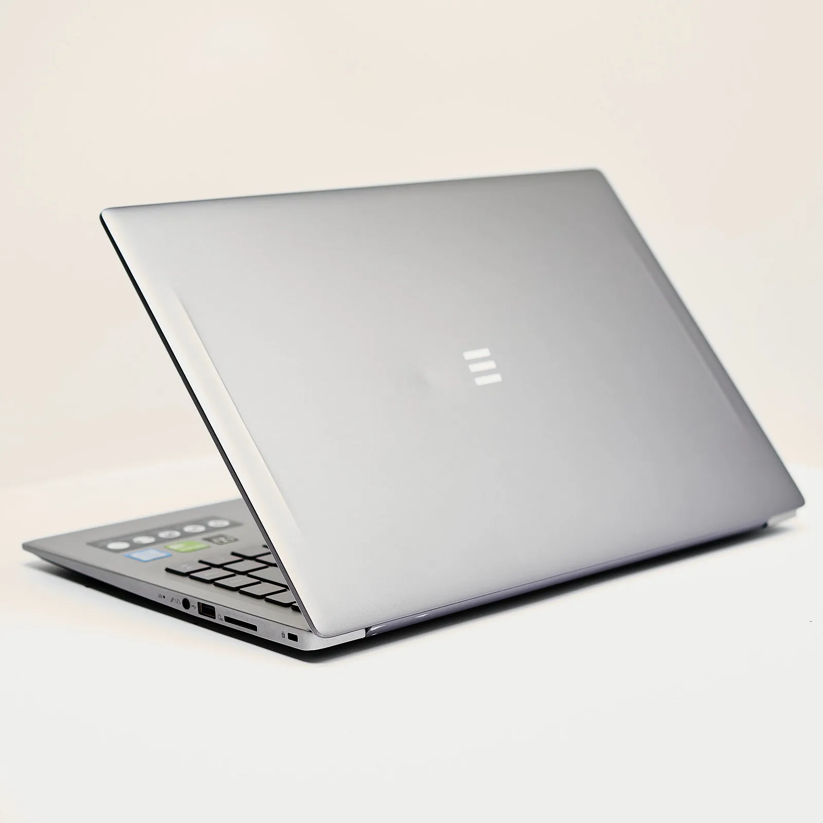 Ноутбук 15.6'' Medion (Lenovo Group) Akoya P6645 | Intel Core i7-8565U | IPS (1920x1080) FullHD | RAM 8 ГБ | SSD 256 ГБ | Nvidia GeForce MX250 | Intel UHD Graphics 620 | Металевий корпус | Win11 (4971), фото №3