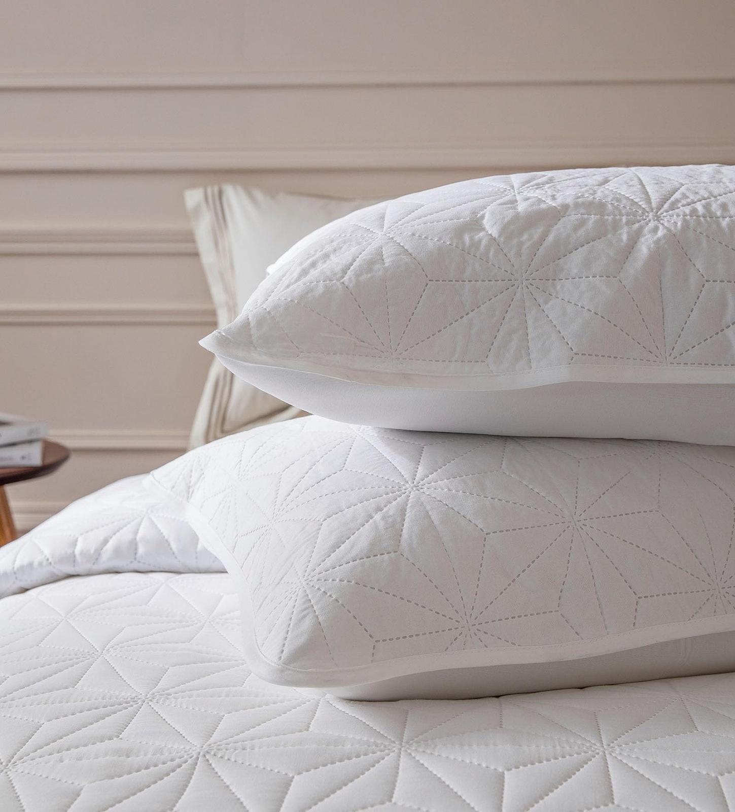 Покрывало на кровать Whale Flotilla 220 x 240 см с 2 наволочками, мягкое и легкое, стеганое с геометрическим узором для 4 сезонов, белое, фото №3 Покрывало на кровать Whale Flotilla 220 x 240 см с 2 наволочками, мягкое и легкое, стеганое с геометрическим узором для 4 сезонов, белое, фото №3