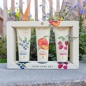Набор для ухода за руками Essential Botanics accentra Fruits в подарочной коробке, 3 x 60 мл Крем для рук и ногтей с ароматами малины, персика и черники synthetic.ua - Фото 1