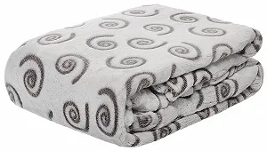 Фланелевое одеяло Brandsseller 150 x 200 см, лазерный дизайн, белый/коричневый/завитки - Фото 1