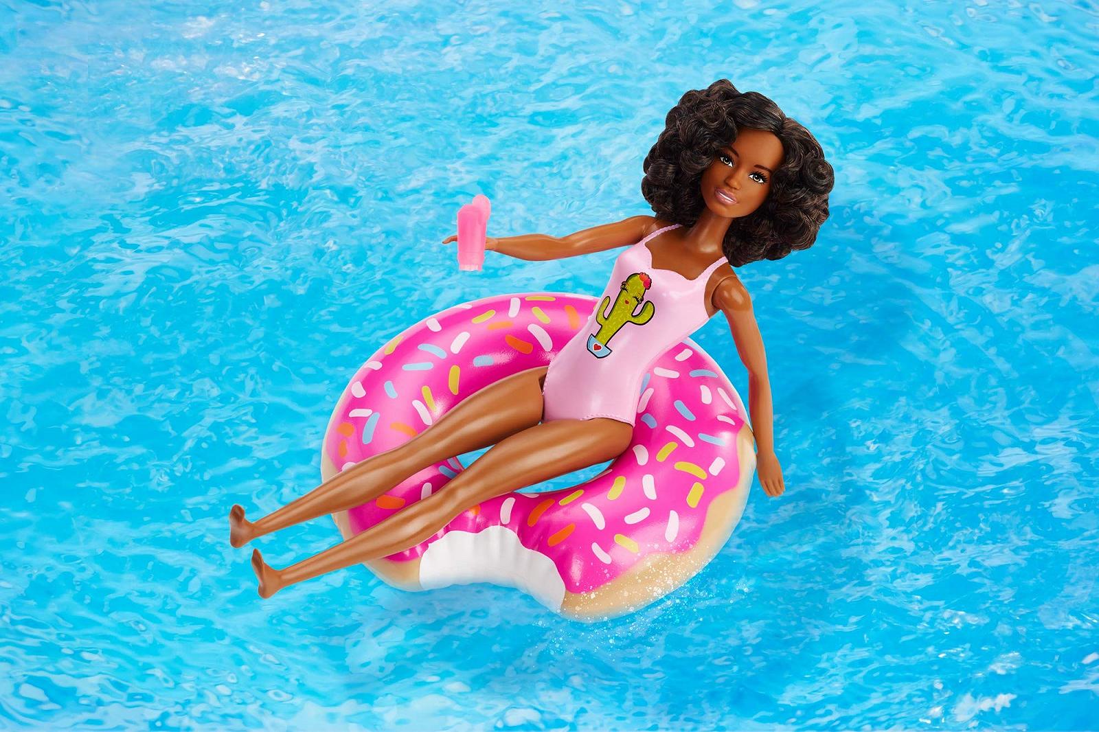 Кукла Barbie GHT21 и игровой набор с надувным пончиком, столиком и другим, фото №2