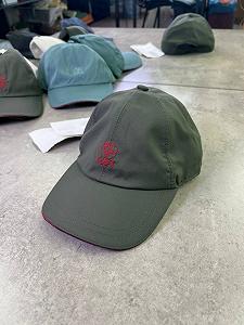 Кепка Brunello Cucinelli темно-сіра з червоним логотипом gu596 - Фото 1