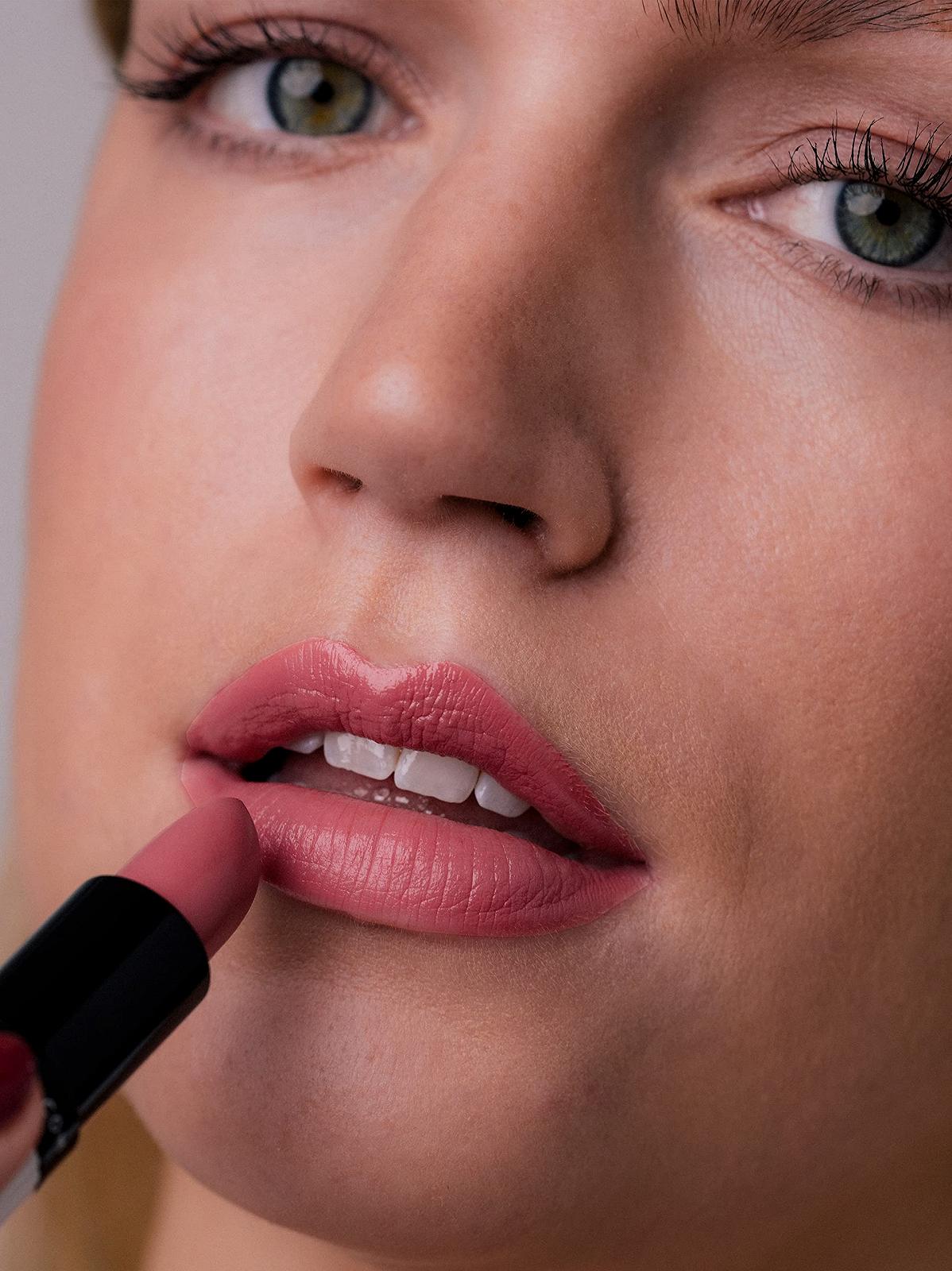 Помада UND GRETEL Natural Cosmetics Tagarot Кремова Високопігментована М'яка Натуральна Сертифікована Колір Rose 01, фото №3