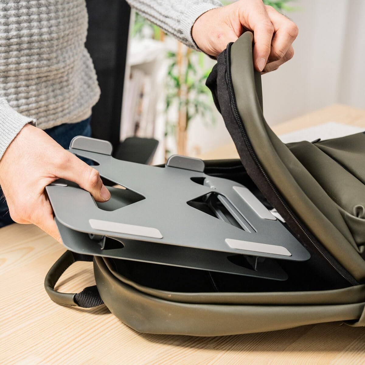 Підставка для ноутбука InnovaGoods Розкладна і регульована, регульована по висоті і нахилу, нековзна, відкрита структура, 10-18 дюймів, з вуглецевої сталі, фото №7 Підставка для ноутбука InnovaGoods Розкладна і регульована, регульована по висоті і нахилу, нековзна, відкрита структура, 10-18 дюймів, з вуглецевої сталі, фото №7