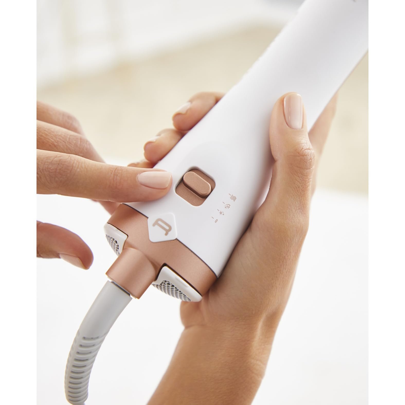 Фен-щетка Rowenta Brush Activ Ultimate Care 2 в 1 Белый/Розовое золото, фото №6 Фен-щетка Rowenta Brush Activ Ultimate Care 2 в 1 Белый/Розовое золото, фото №6