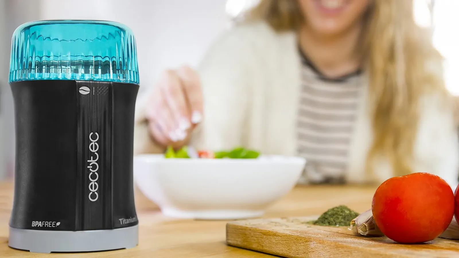 Електричний млин Cecotec TitanMill 200 Вт для кавових зерен, спецій, зерна, імпульсна кнопка, надзвичайно гострі титанові леза з нержавіючої сталі з покриттям, 50 г на 10 чашок, без BPA, чорний з аквамарином, фото №3 Електричний млин Cecotec TitanMill 200 Вт для кавових зерен, спецій, зерна, імпульсна кнопка, надзвичайно гострі титанові леза з нержавіючої сталі з покриттям, 50 г на 10 чашок, без BPA, чорний з аквамарином, фото №3