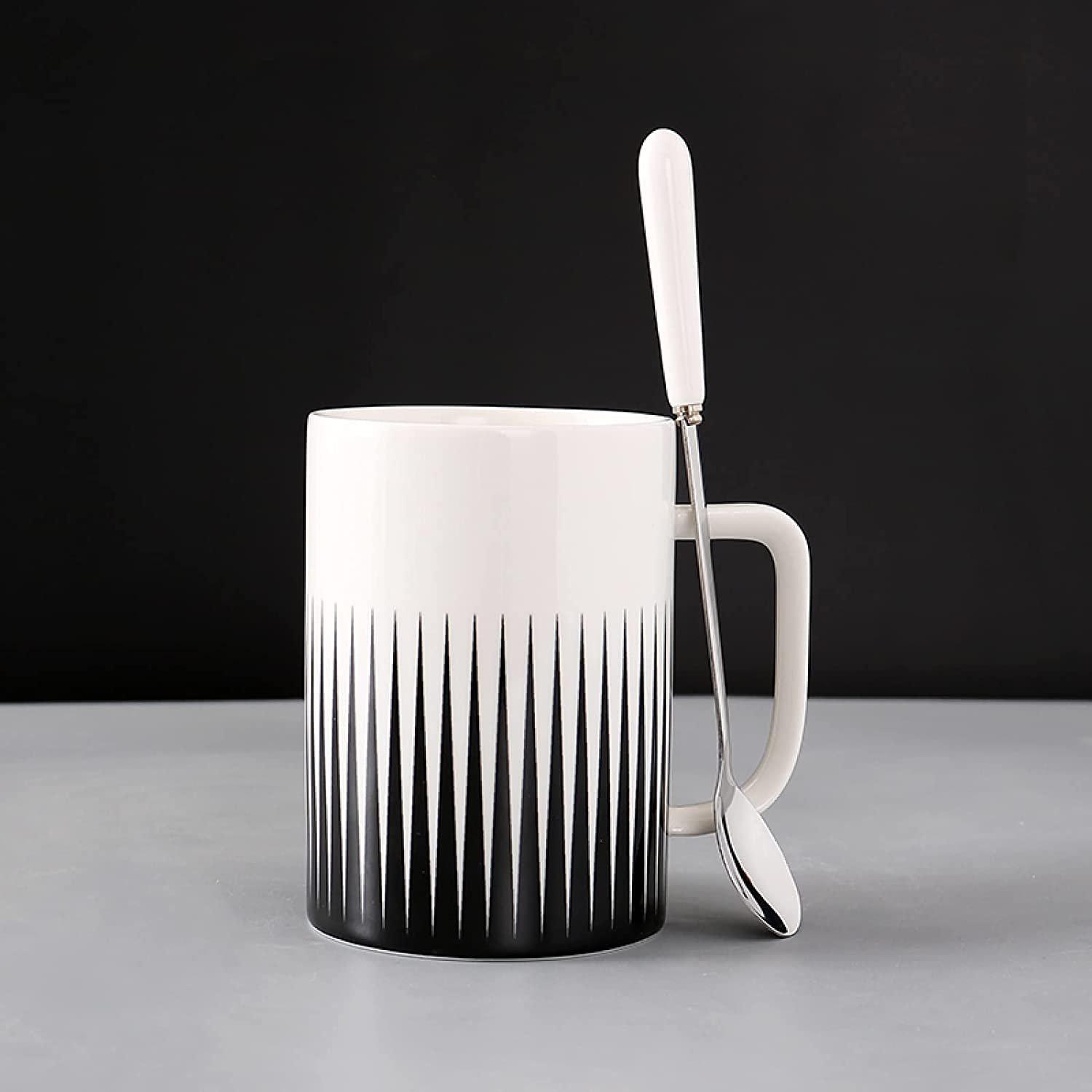 Кружка керамическая, треугольная, бело-черная, с ложкой, фото №1