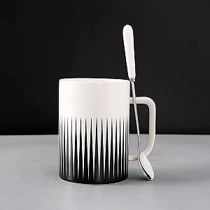 Кружка керамическая, треугольная, бело-черная, с ложкой - Фото 1