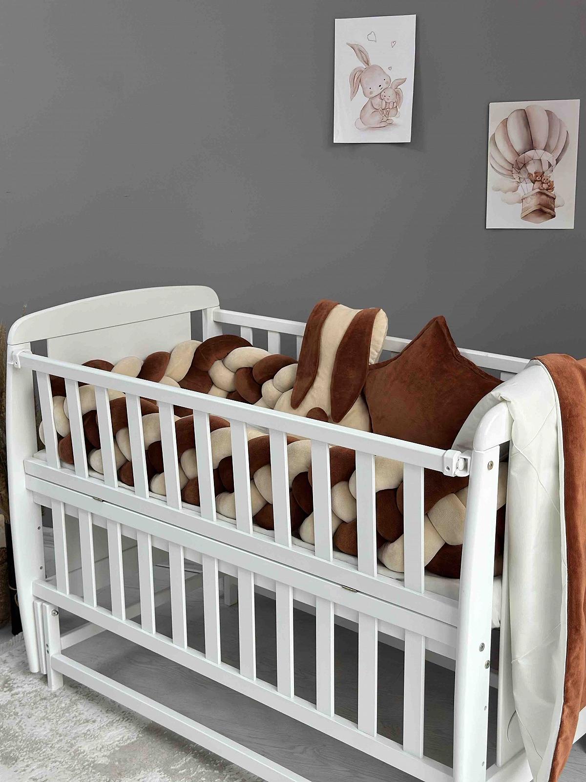 Комплект постільної білизни для новонародженого Зайчик з бортиками іграшками шоколад, фото №1 Комплект постільної білизни для новонародженого Зайчик з бортиками іграшками шоколад, фото №1