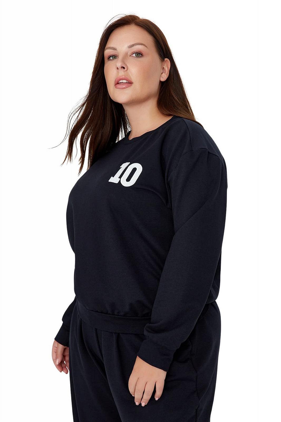 Женский свитшот TRENDYOL с круглым вырезом, однотонный, обычной посадки, большого размера, фото №1 Женский свитшот TRENDYOL с круглым вырезом, однотонный, обычной посадки, большого размера, фото №1