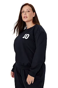 Женский свитшот TRENDYOL с круглым вырезом, однотонный, обычной посадки, большого размера - Фото 1