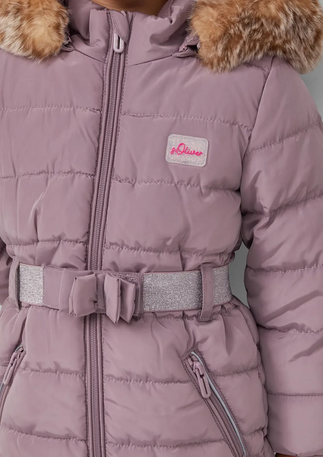 Утепленное пальто s.Oliver с блестящим поясом и съемным капюшоном, фото №3