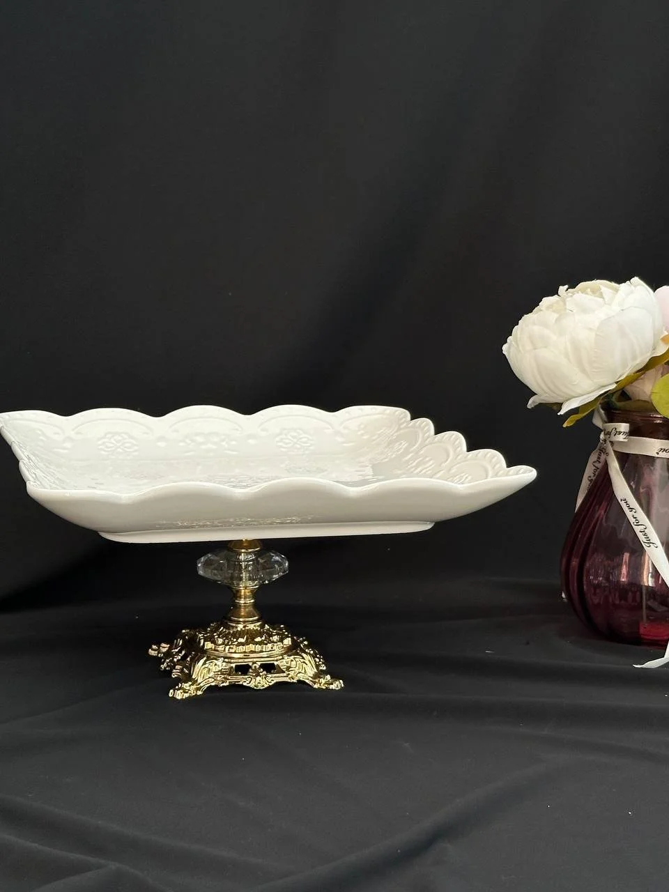 Гарне порцелянове блюдо на золотій ніжці 25х25 см, фото №3