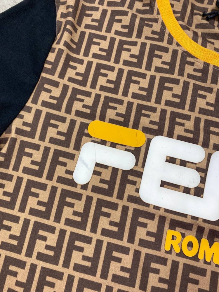 Футболка коричневая Fendi с черными рукавами принт f323, фото №4