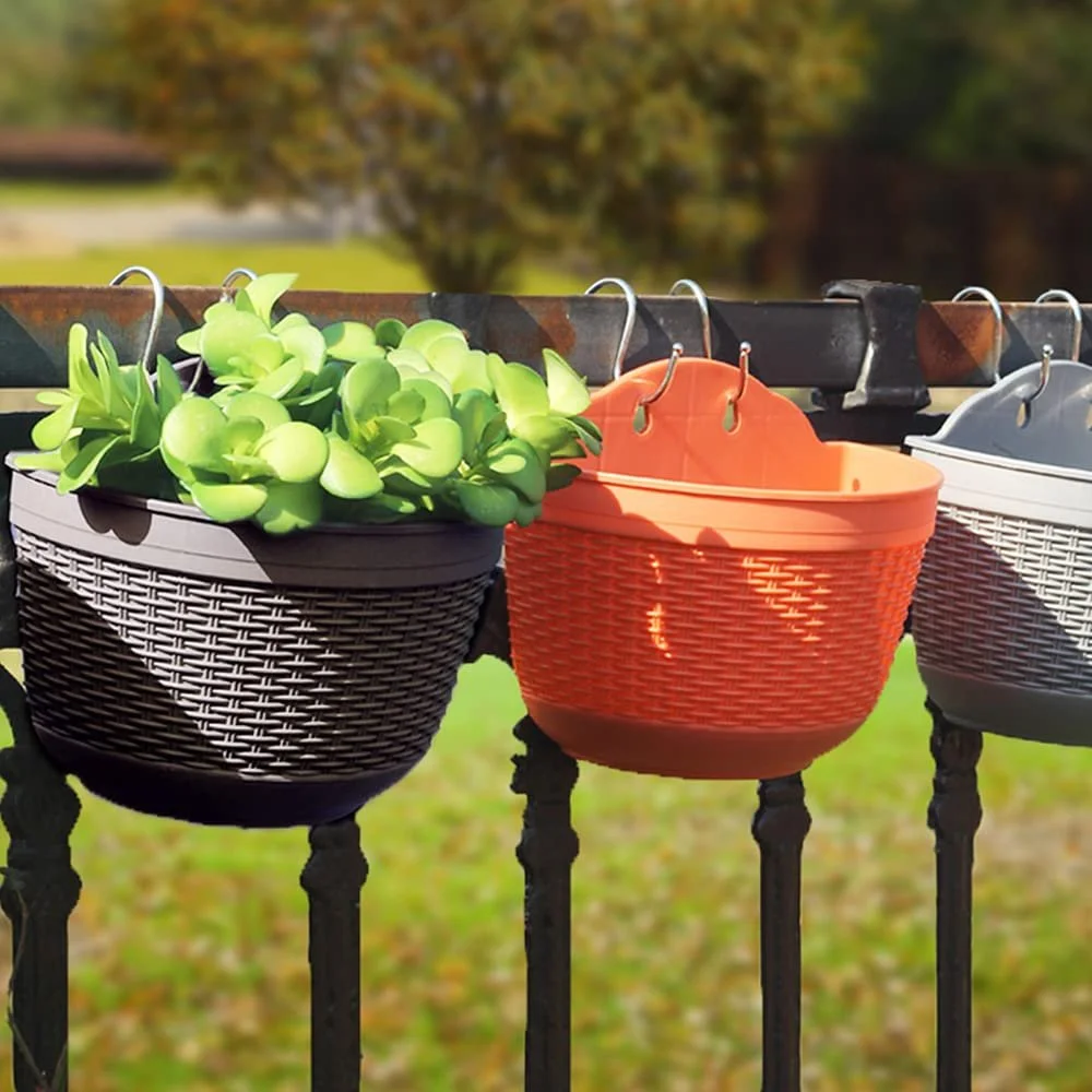 Набір підвісних кашпо 2 шт. пластикові з дренажем та 4 гачками для паркану та стін, фото №5 Набір підвісних кашпо 2 шт. пластикові з дренажем та 4 гачками для паркану та стін, фото №5